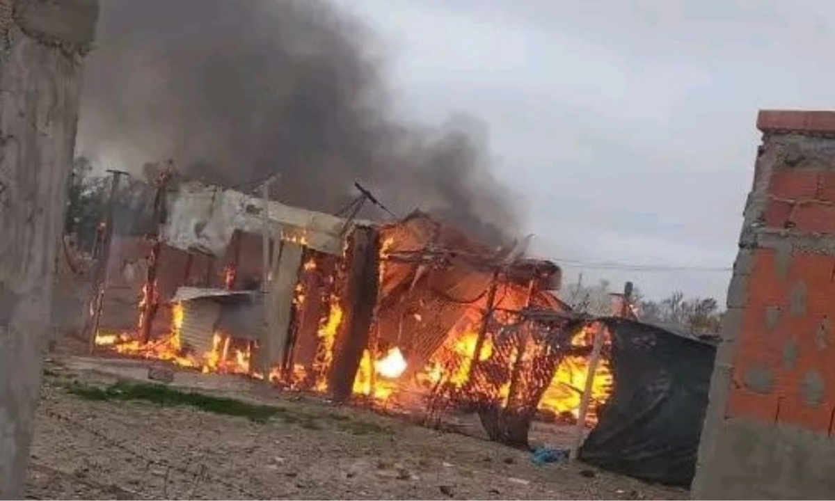 Una joven madre perdió todo en un incendio y pide ayuda para reconstruir su hogar