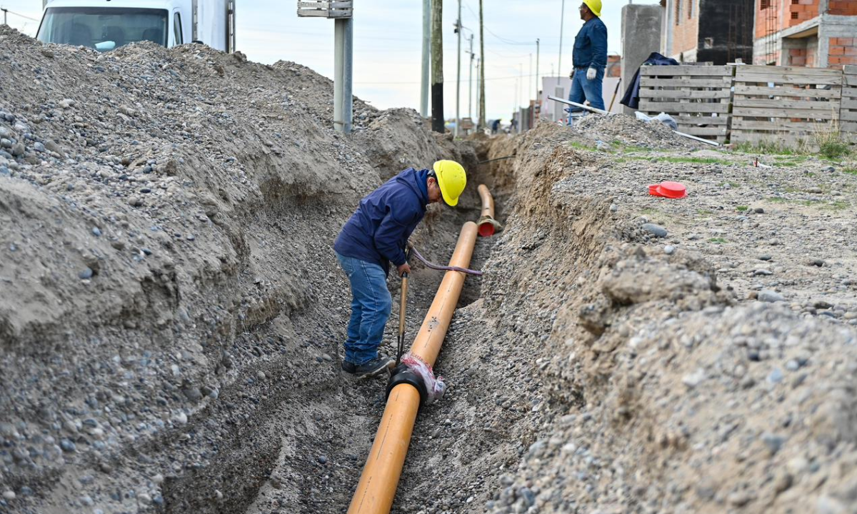 Ignacio Torres y Damián Biss recorrieron el inicio de la obra que llevará gas a más de 700 familias de Rawson