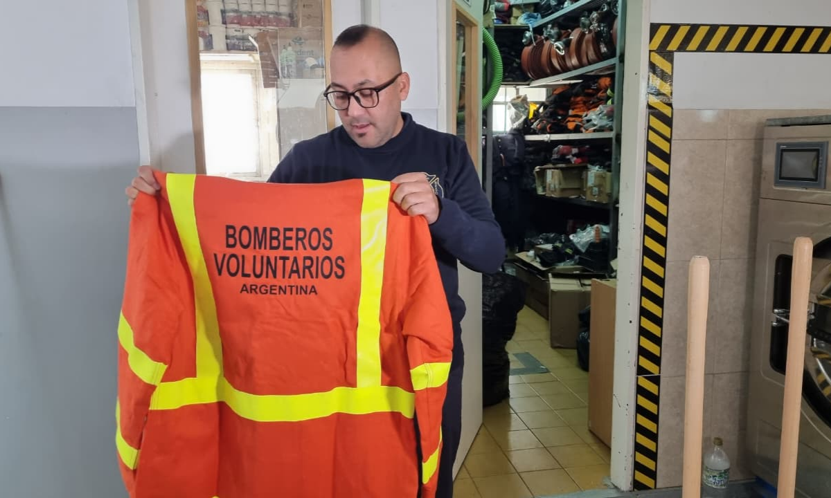 Bomberos de Rawson recibieron indumentaria y herramientas para combatir incendios forestales
