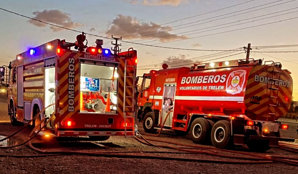 Voraz incendio destruyó por completo una vivienda precaria en un loteo de la calle Los Altares de Trelew
