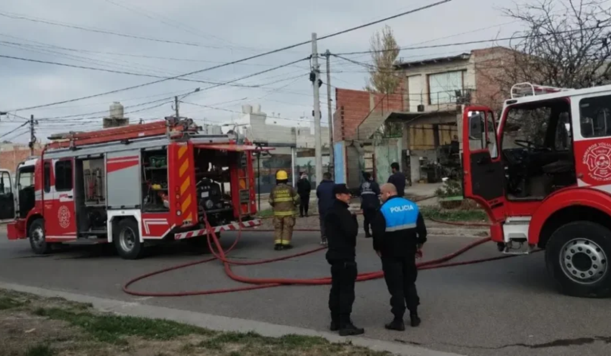 Una mujer amenazó a una taxista con un arma y su pareja incendió la vivienda durante un operativo policial en Puerto Madryn