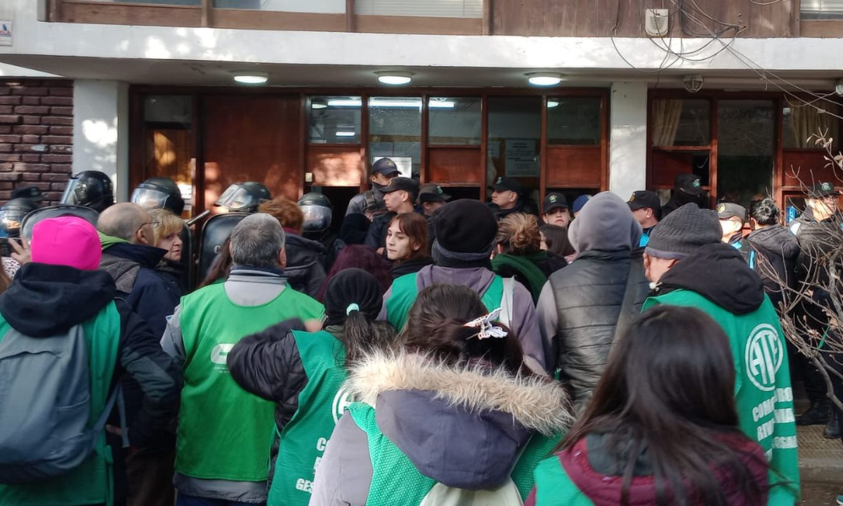 El reclamo de militantes de ATE en supervisión de escuelas de Comodoro Rivadavia fue «violento e ilegal»