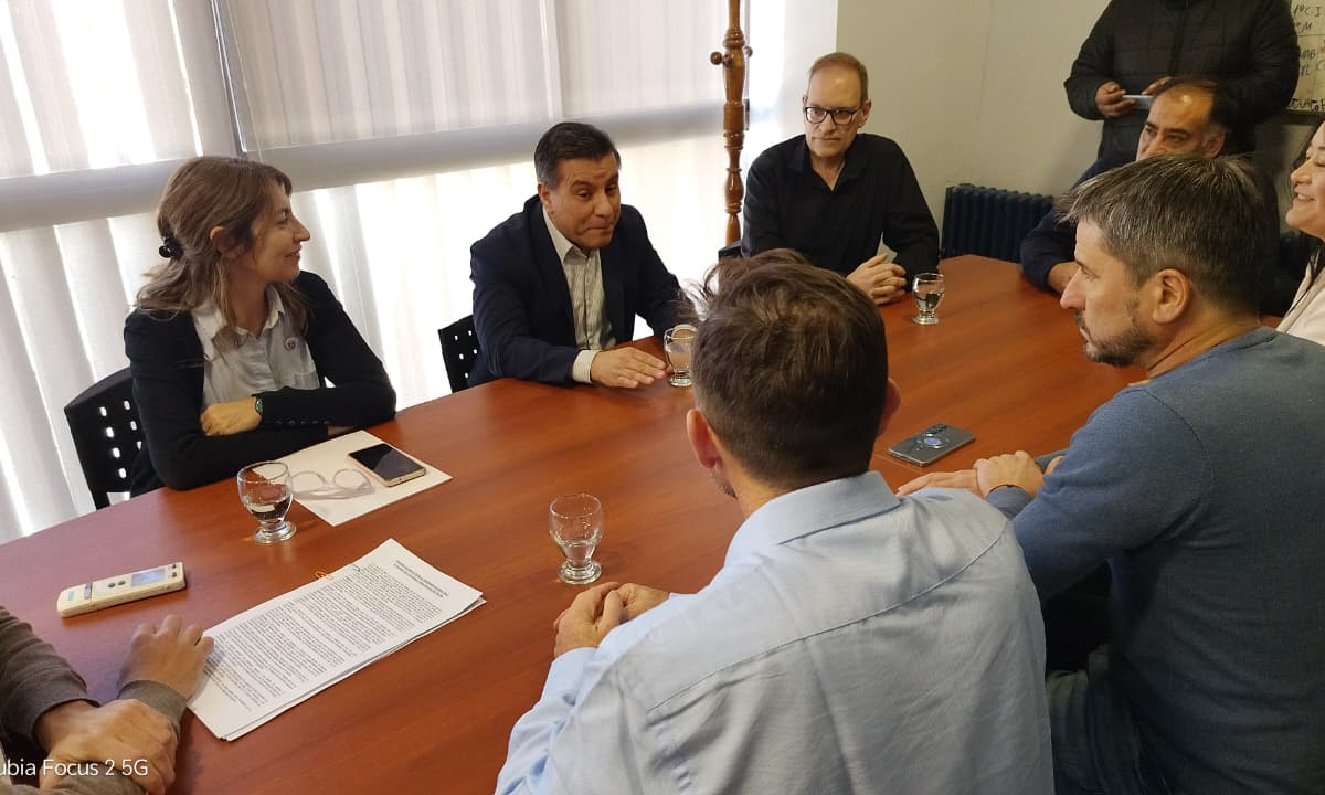 Trelew firmó un convenio con la Facultad de Ciencias Económicas para incorporar estudiantes al área de Rentas