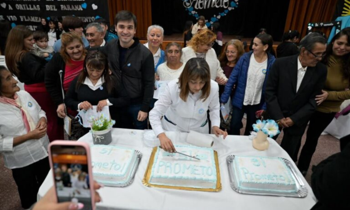 Adultos prometieron lealtad a la bandera en una emotiva ceremonia educativa