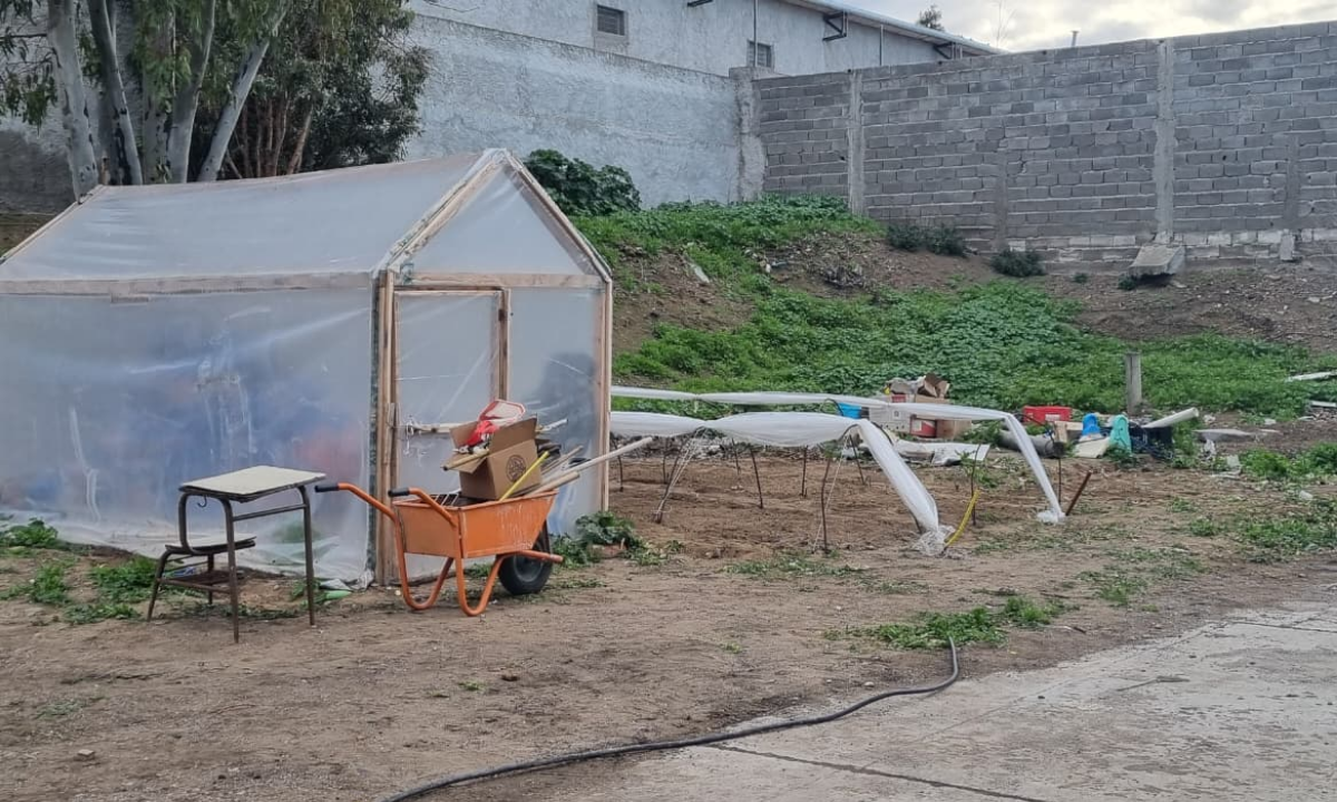 Rawson: Alumnos de la Escuela 729 construyen microtúneles y brindarán capacitación en una huerta solidaria de Cáritas