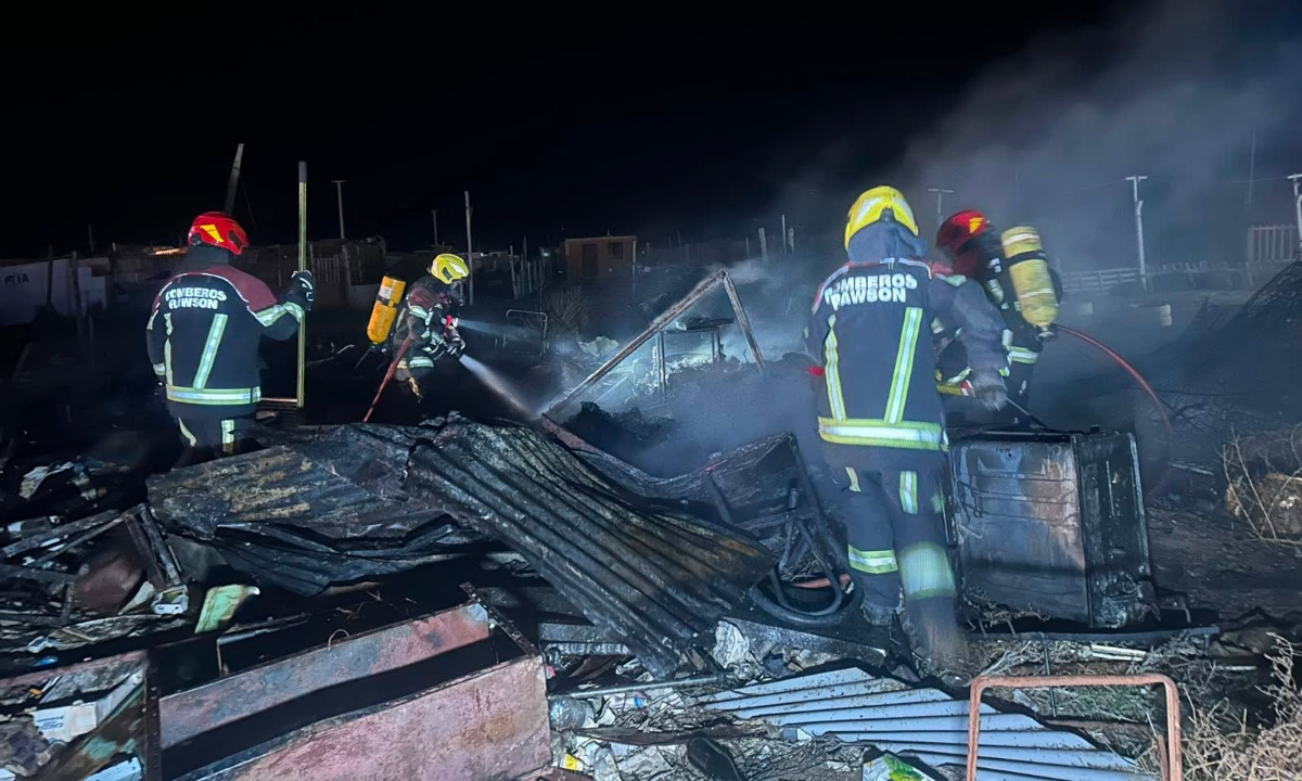 Un hombre logró escapar de un incendio que destruyó por completo su precaria vivienda en Chacra 8