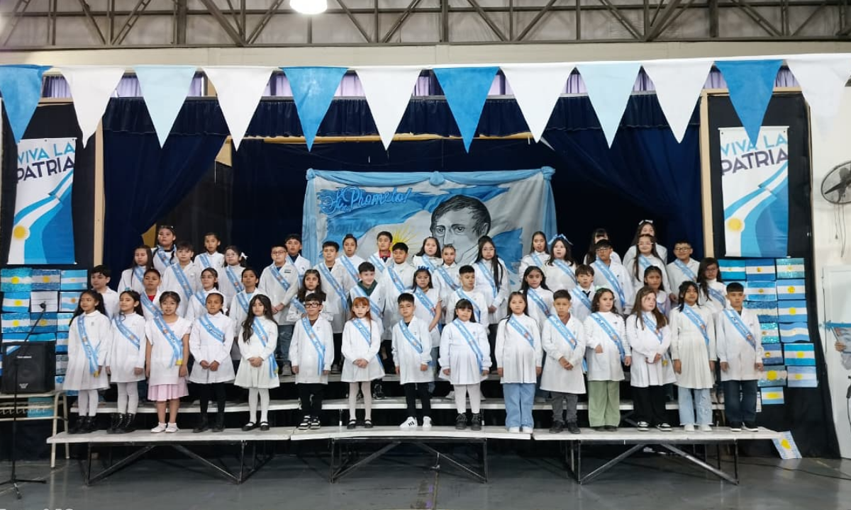 Emotivo acto por el Día de la Bandera en la Escuela 199 con la participación del intendente Merino