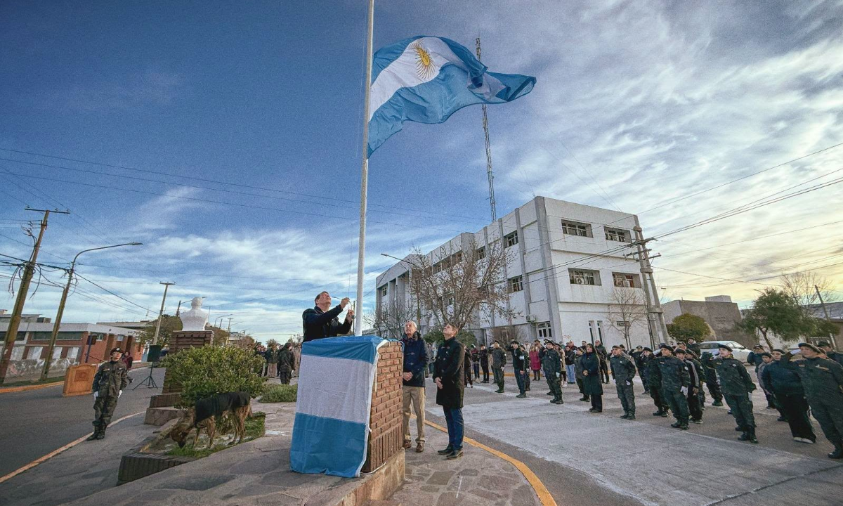 En el Día de la Bandera, Biss llamó a la unidad y al trabajo conjunto para construir una mejor ciudad
