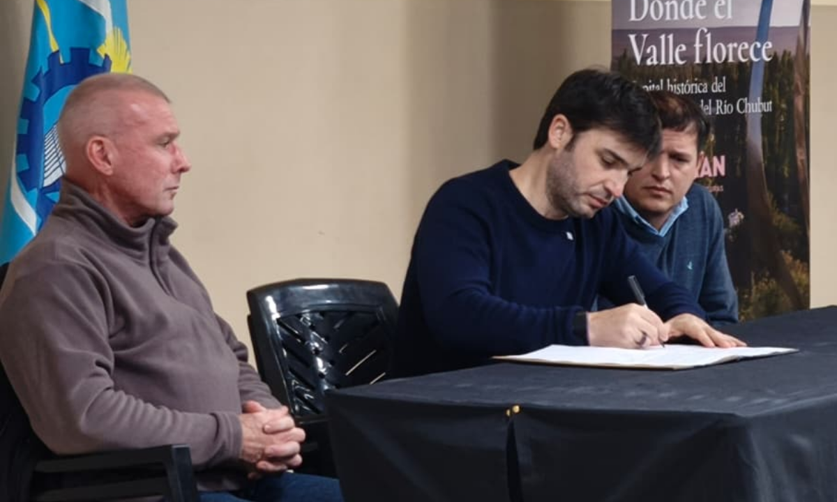 Provincia y Municipio firmaron el convenio para ejecutar el adoquinado del Barrio Docente de Gaiman