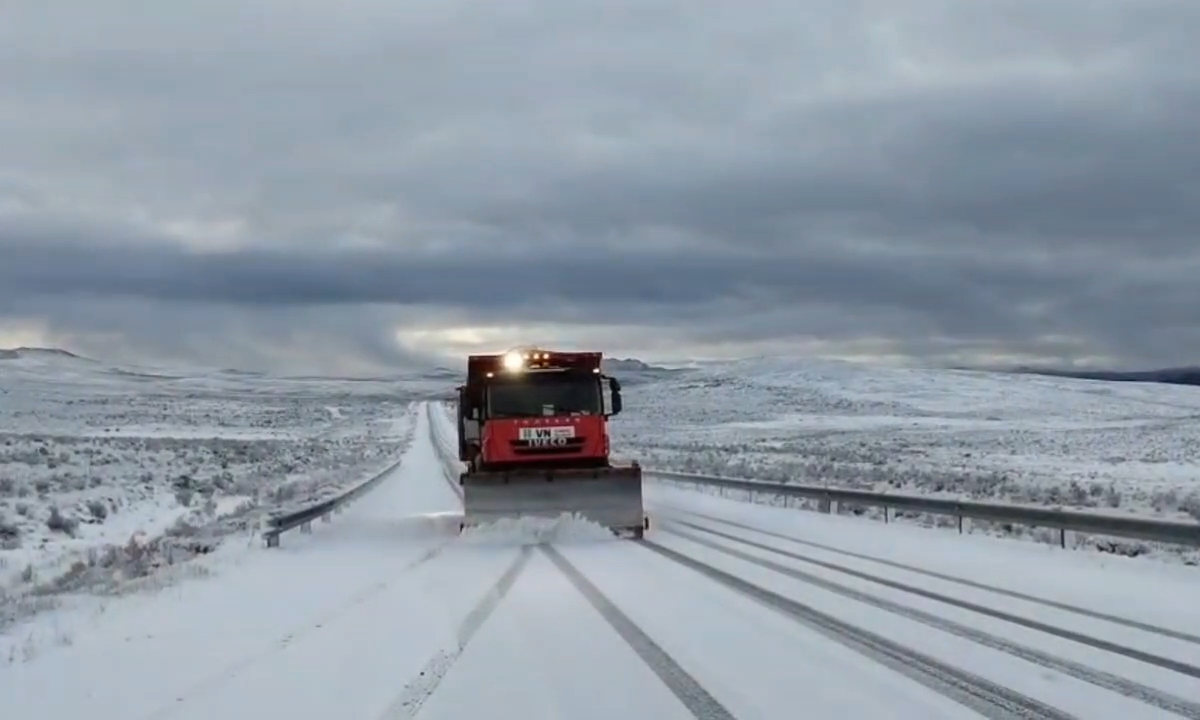 Vialidad Nacional trabaja en el despeje de nieve sobre la Ruta Nacional 25