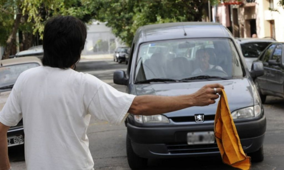 Prohibieron la actividad de los “trapitos” en Trelew