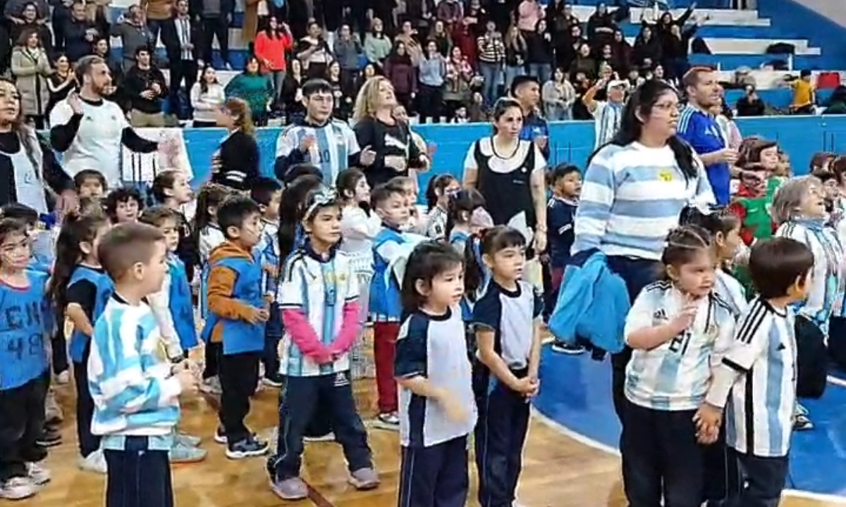 Más de 200 niños por jornada participaron de las Mini Olimpíadas en Trelew