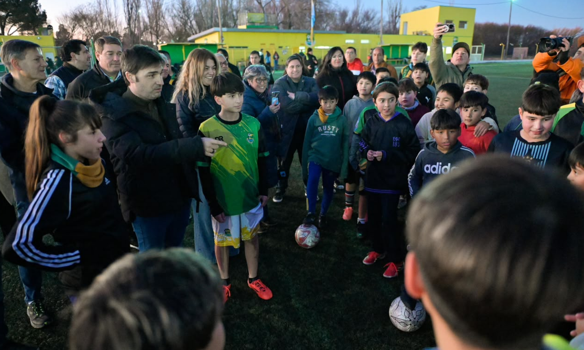 Torres visitó el Club La Ribera y anunció la instalación de luminarias en la cancha