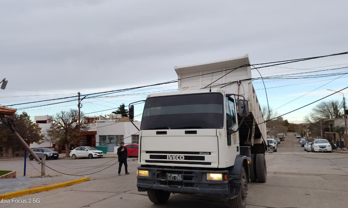 Rawson: un desperfecto en un camión volcador derribó dos columnas de alumbrado sobre calle Don Bosco
