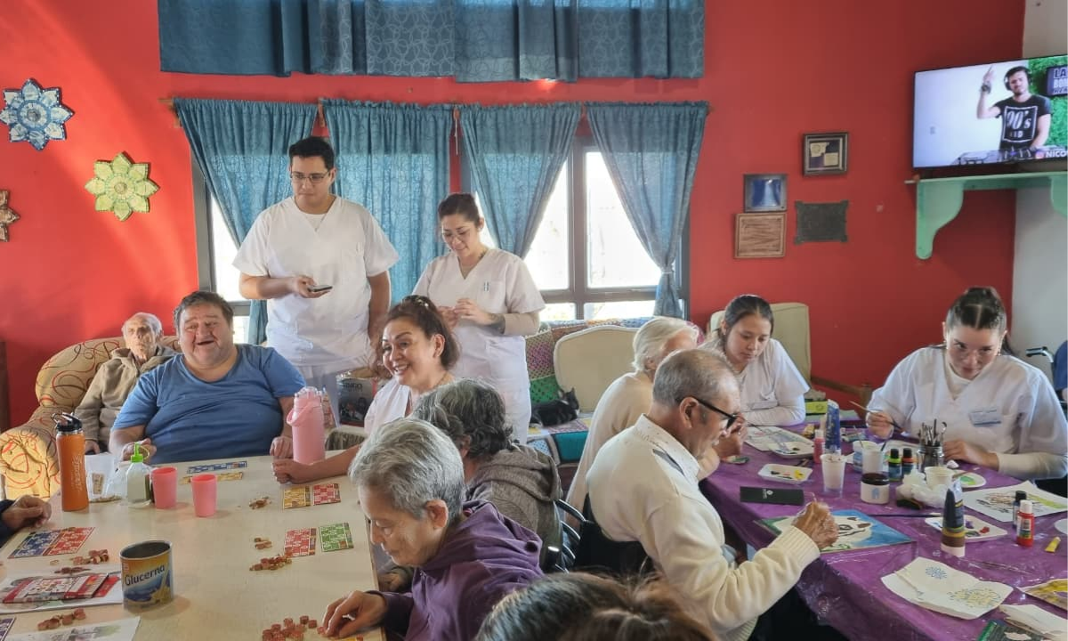 Rawson: estudiantes de Enfermería realizan prácticas con adultos mayores en Casas Tuteladas