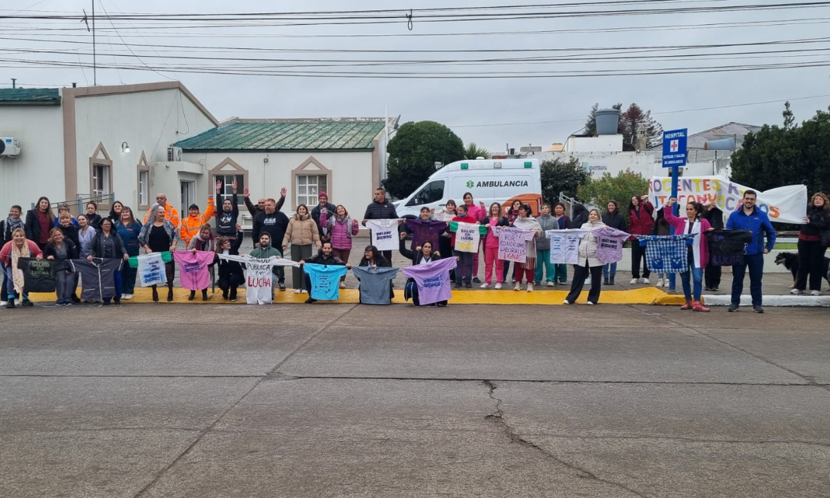 Trabajadores autoconvocados del Hospital Santa Teresita realizaron un abrazo simbólico en reclamo de mejoras salariales
