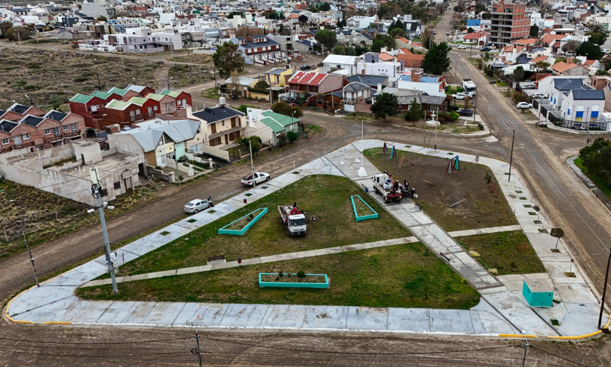 Rawson: La Cooperativa mejora la iluminación de la Plaza Ronald Guerra con nuevas luminarias LED