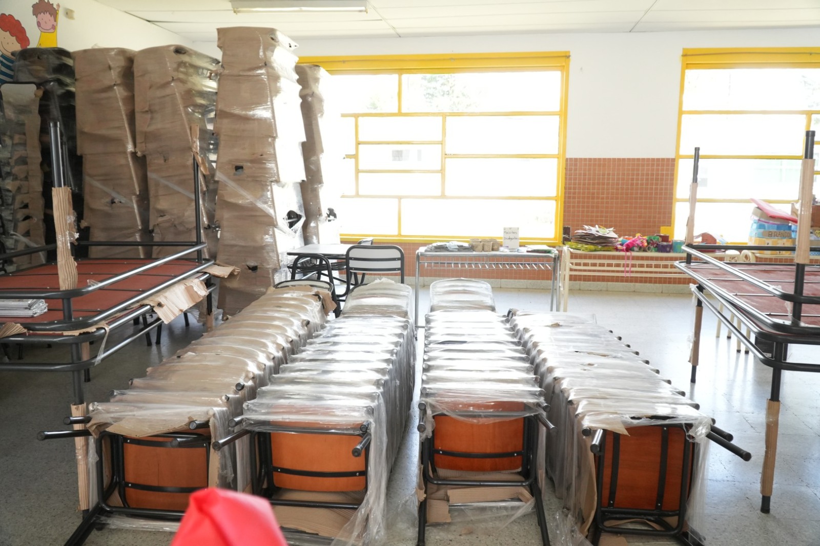 Educación ya distribuyó el 70% del nuevo mobiliario escolar en más de 200 escuelas de Chubut