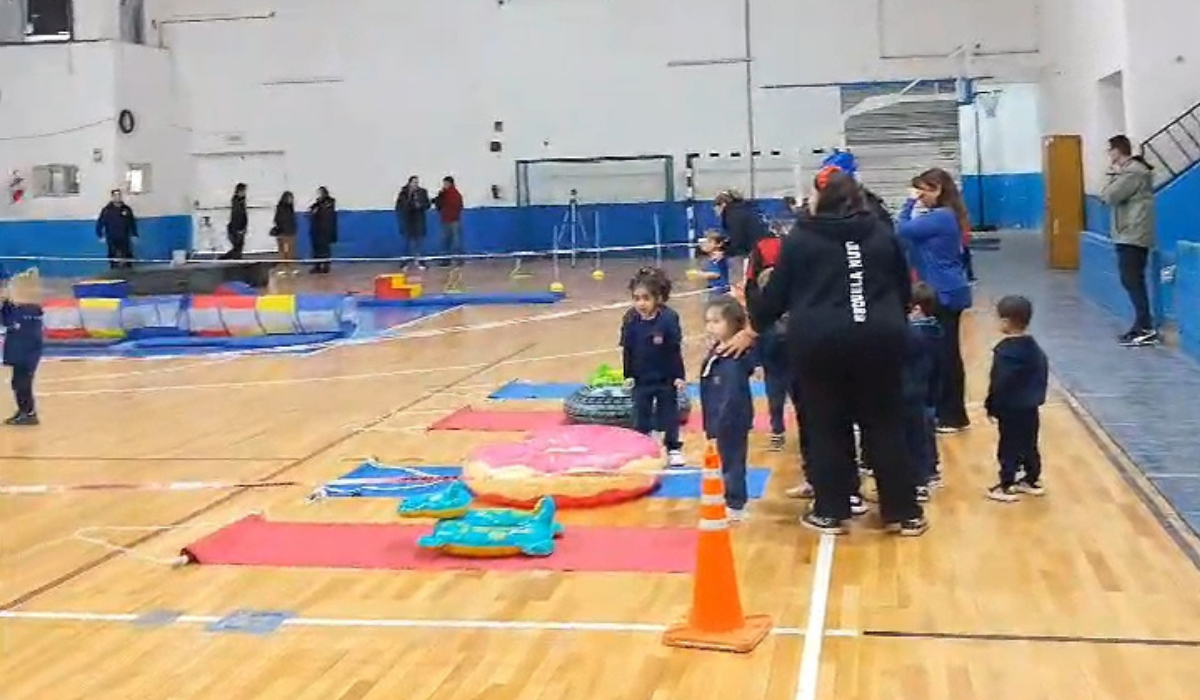 La Escuela Nueva reunió a estudiantes en una jornada integradora en el Gimnasio Municipal de Trelew
