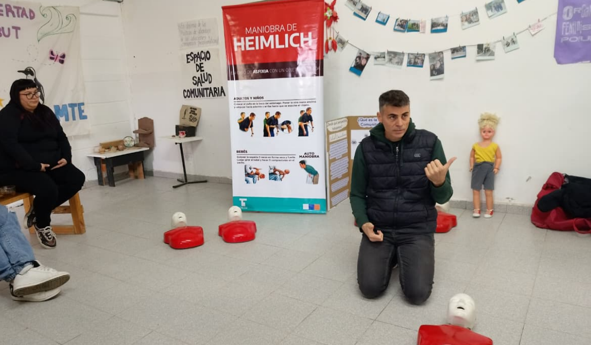 Capacitan a vecinos en RCP y maniobras de Heimlich para actuar ante emergencias cotidianas