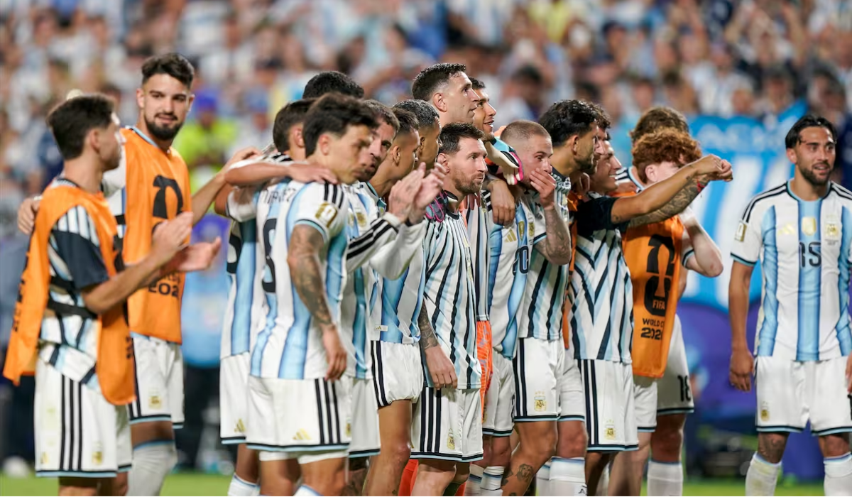 Más de 200 vecinos disfrutaron del debut de la Selección Argentina en pantalla gigante en Rawson