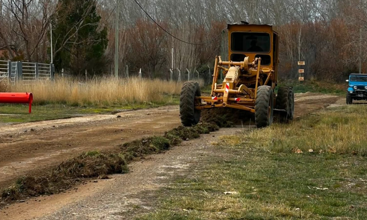 Rawson avanza con trabajos de acondicionamiento vial en accesos a chacras sobre Ruta 7