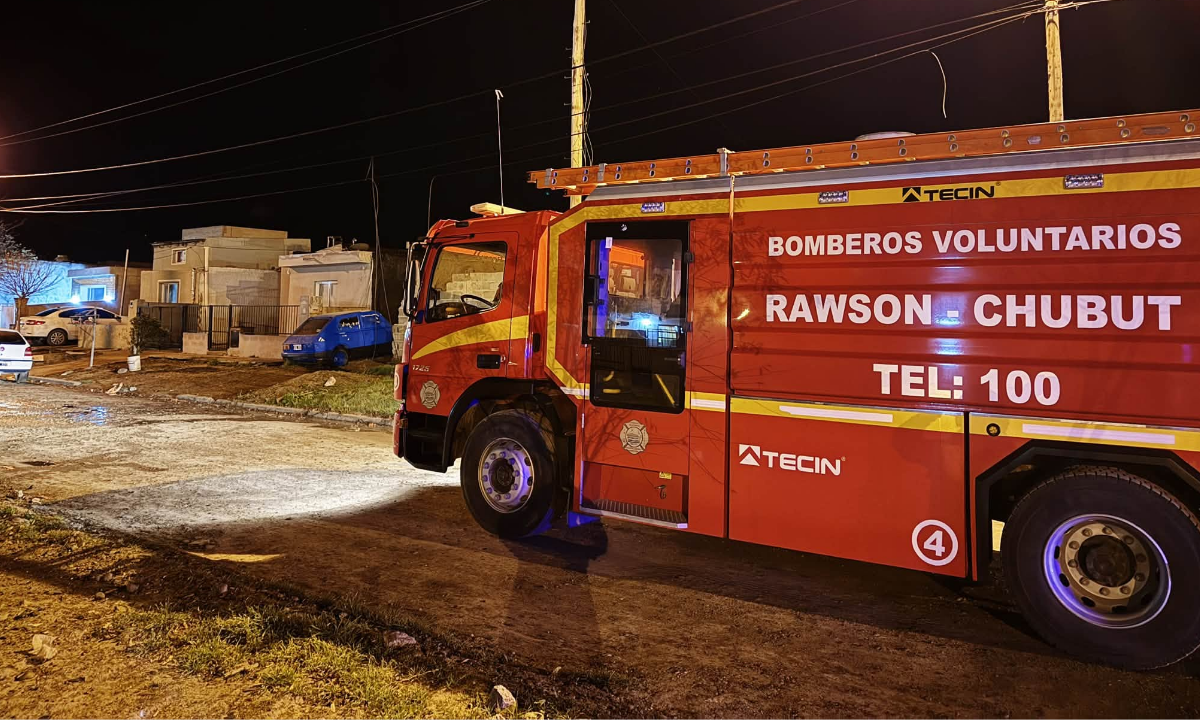 Bomberos controlaron un incendio de vivienda en el Área 16 de Rawson durante los festejos por la Selección
