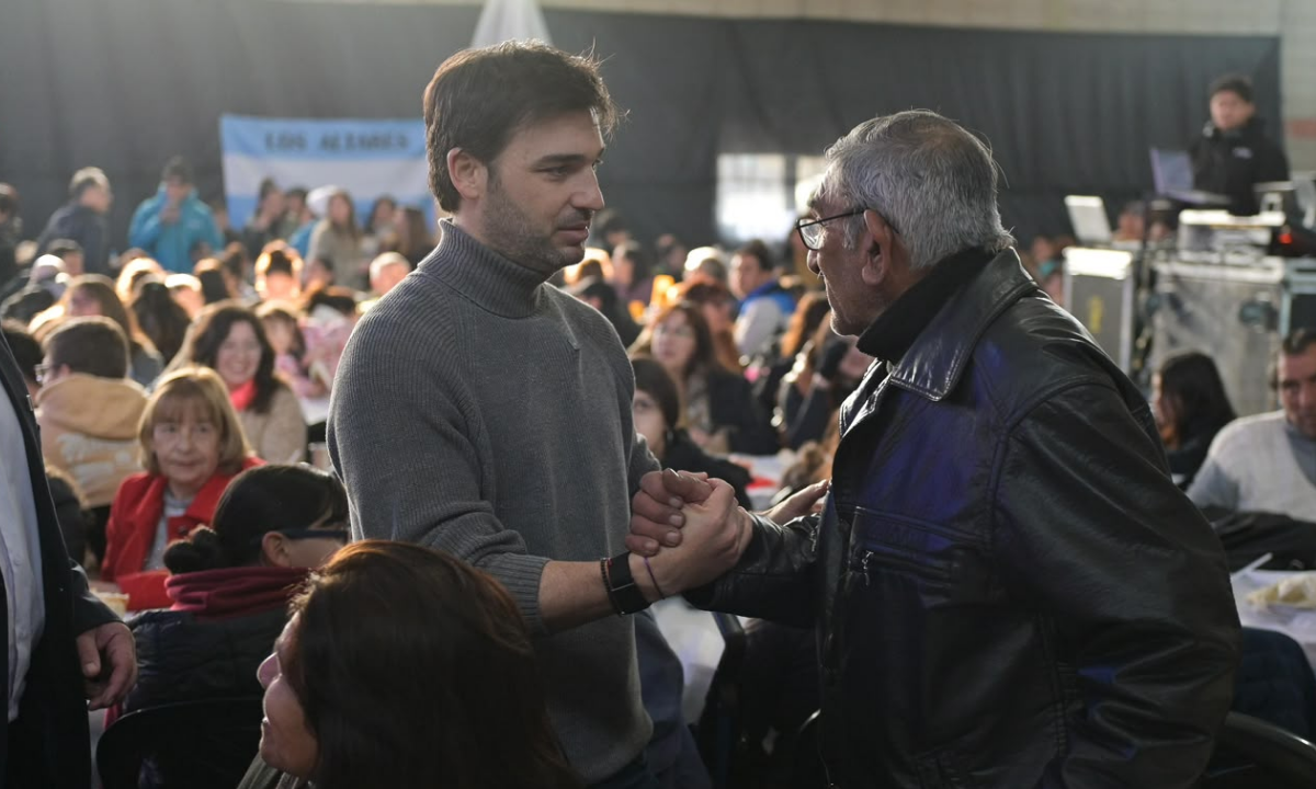 Torres confirmó que Las Plumas tendrá acceso al gas por primera vez en su historia y destacó la agenda de desarrollo para el interior