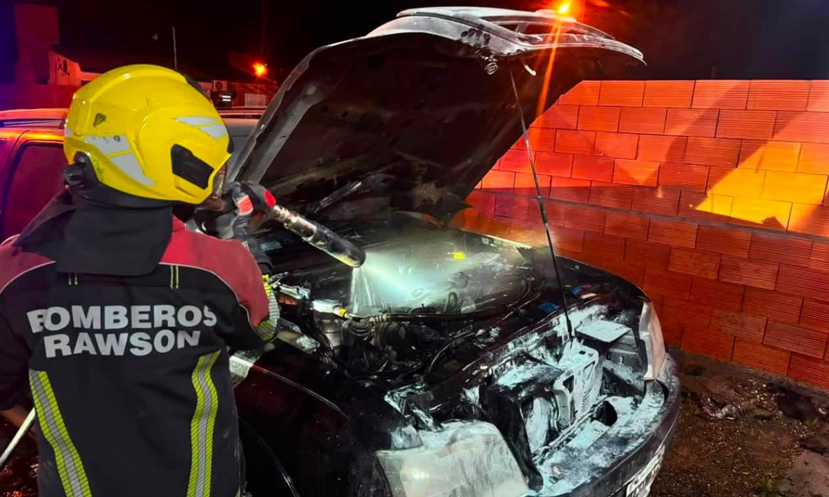 El rápido accionar del propietario evitó que un principio de incendio destruyera una camioneta en Rawson