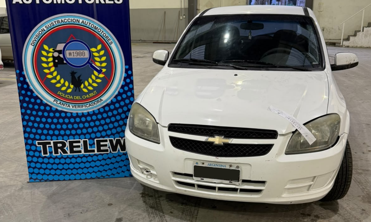 Recuperaron un automóvil robado durante un allanamiento en el barrio Moreira III de Trelew