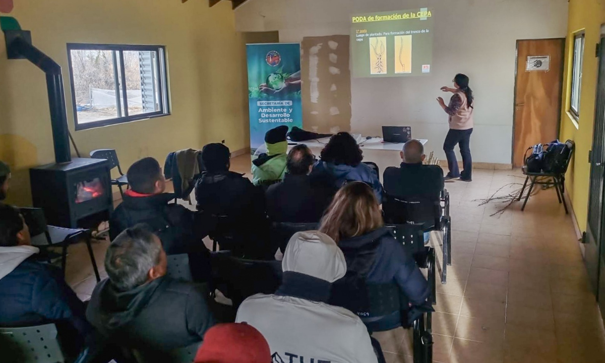 Rawson realizó una capacitación abierta sobre estaqueo forestal en el vivero municipal