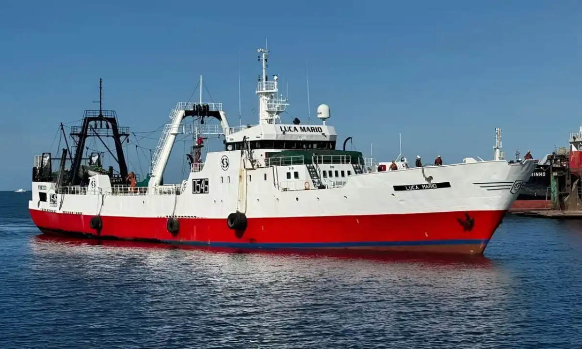 Buscan a un marinero que cayó al mar en medio de una tormenta