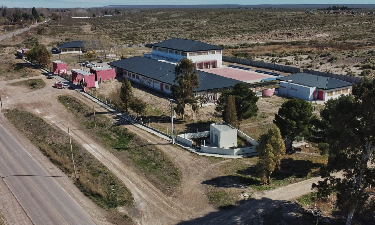 Advierten por la falta de iluminación y accesibilidad en los alrededores de una escuela del barrio Amaya