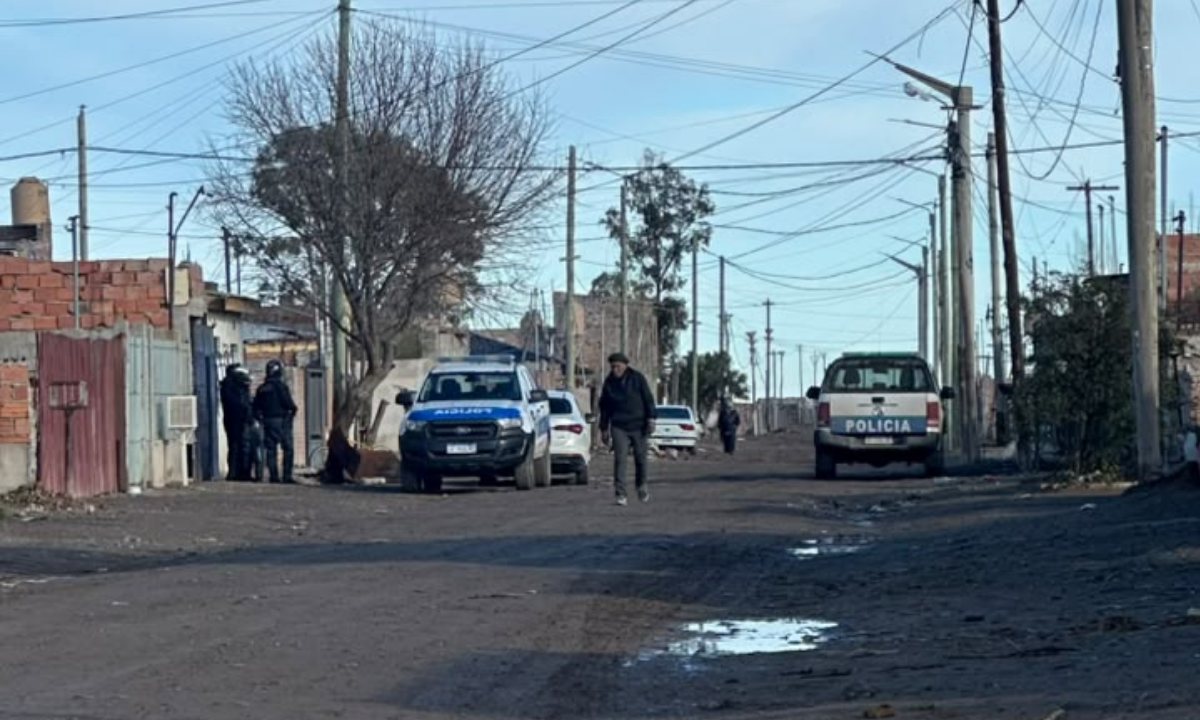 Allanaron tres viviendas en el barrio INTA por amenazas armadas a vecinos de Costanera