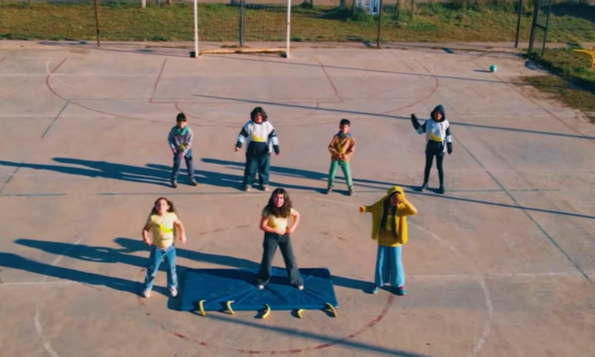 Alumnos de la Escuela N.º 98 de Los Cipreses buscan ganar un año de frutas con un creativo videoclip