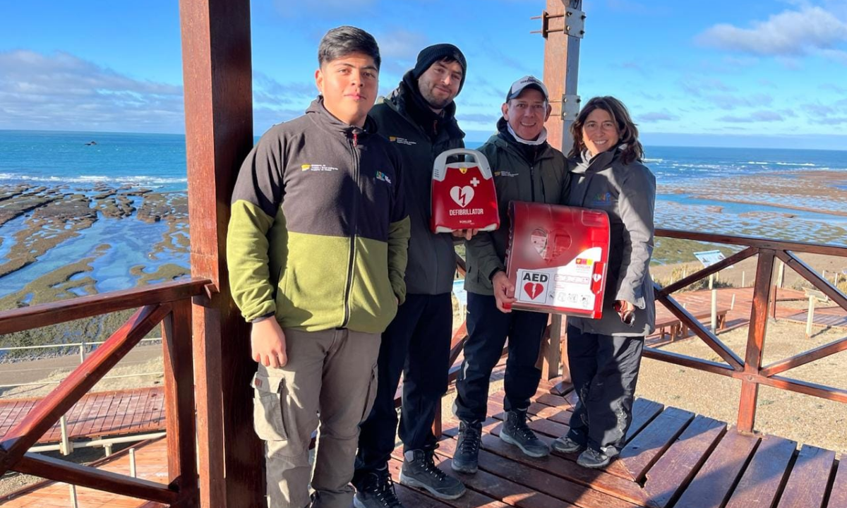 Provincia incorpora desfibriladores en puntos estratégicos de Península Valdés para atender emergencias cardíacas