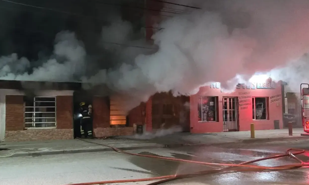 Bomberos evitaron que un incendio se propagara en una vivienda del barrio Malvinas de Trelew