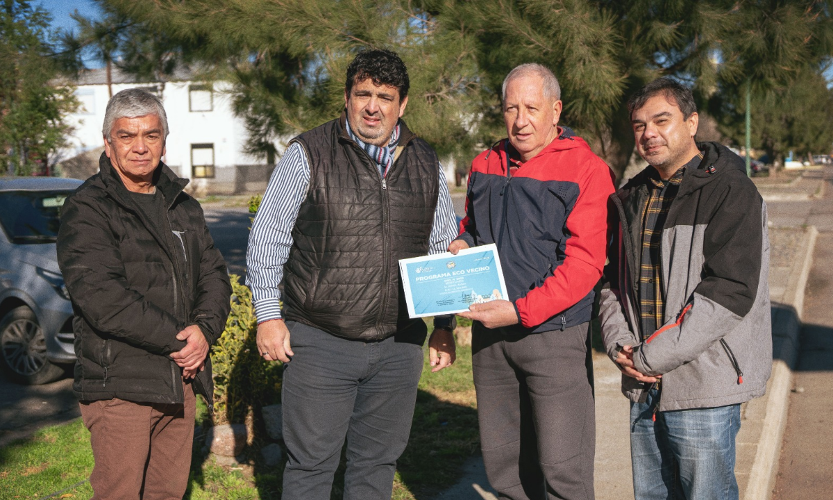 Programa “Eco Vecinos”: distinguieron a un vecino de Rawson por el cuidado de un bulevar sobre avenida Julián Murga