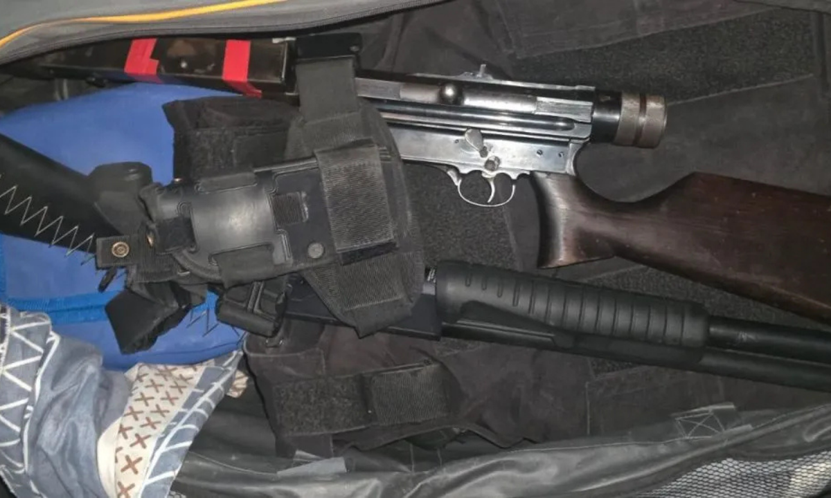 Secuestran un arsenal oculto en un estacionamiento de Comodoro Rivadavia vinculado al clan que asaltó un camión
