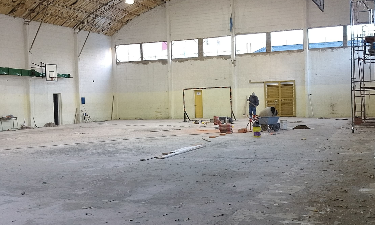 Avanzan a buen ritmo las refacciones del gimnasio de la Escuela 148 de Trelew