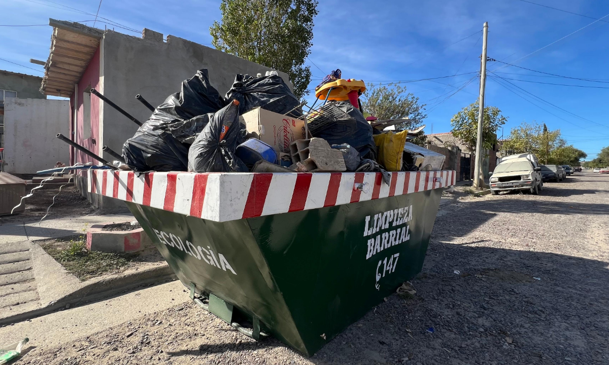 La campaña de limpieza llega a los barrios Roque Azzolina y Barrancas del Golfo