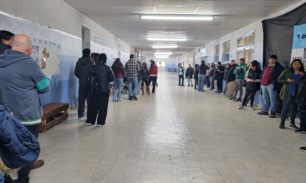 Elecciones de la Cooperativa Eléctrica de Trelew: debieron incorporar una segunda urna por la alta participación en el sector 13