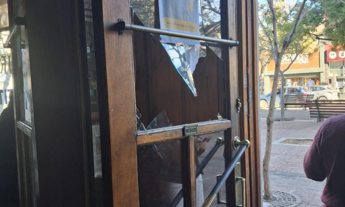 Un limpiavidrios rompió la puerta de ingreso del Hotel Touring tras un episodio de violencia