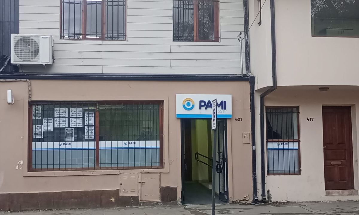 Jubilados de Esquel juntan firmas para reclamar la restitución de las prestaciones de PAMI