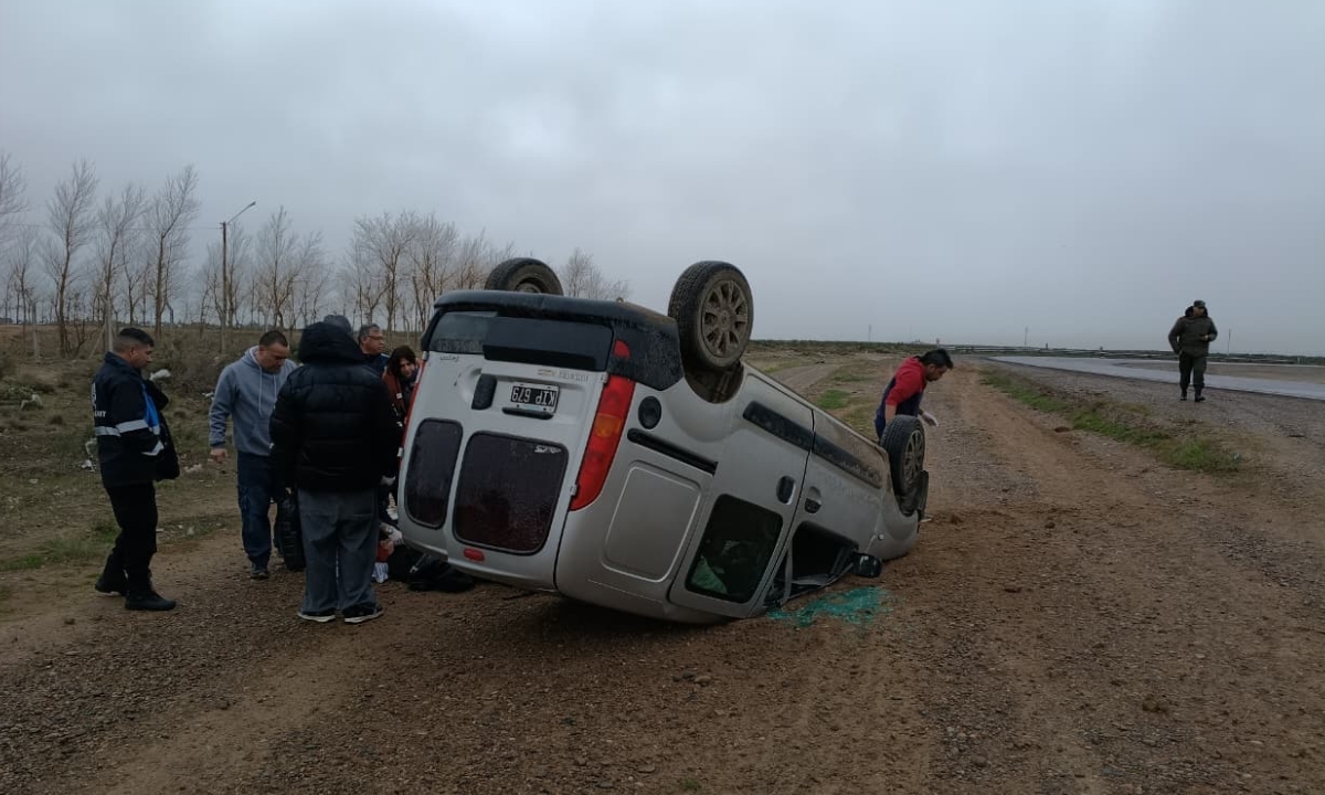Vuelco en el acceso norte de Trelew deja a una familia herida