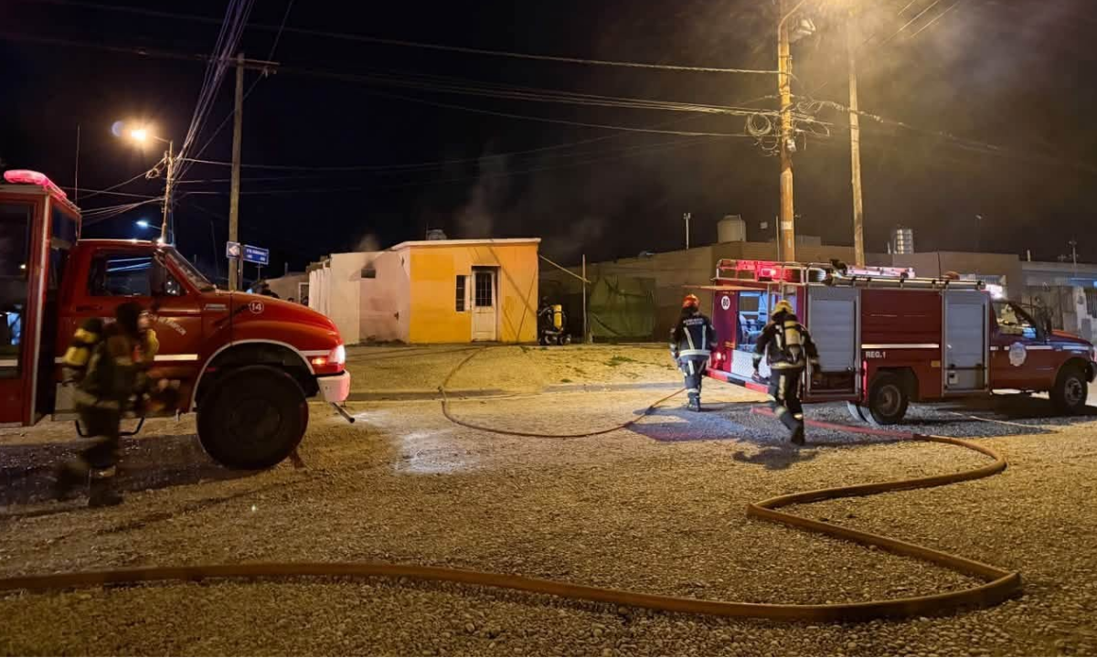 Un incendio destruyó por completo una vivienda en el Área 16 y la Policía investiga un posible hecho intencional