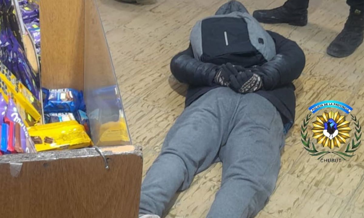 Intentó asaltar un comercio con un arma y fue reducido por un policía que estaba de franco