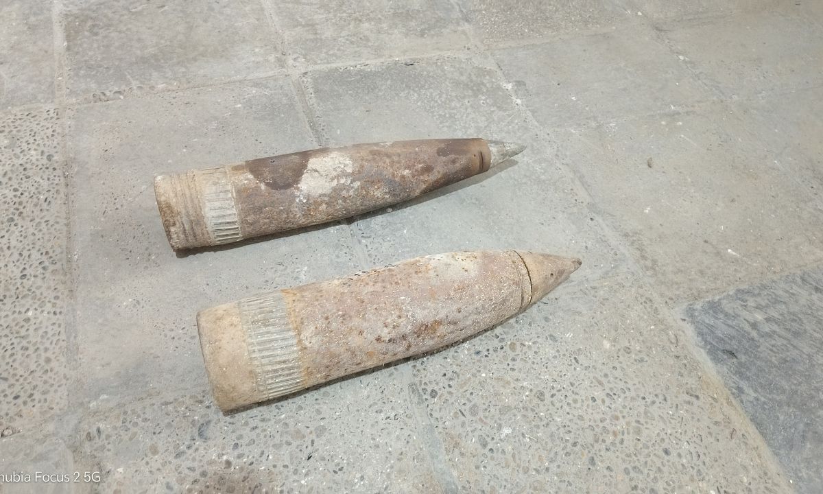Secuestraron dos proyectiles de artillería hallados en una chatarrería de Trelew