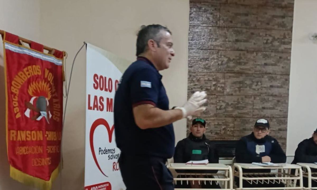 Bomberos de Rawson refuerzan las capacitaciones en RCP y primeros auxilios y preparan nuevas jornadas abiertas a la comunidad
