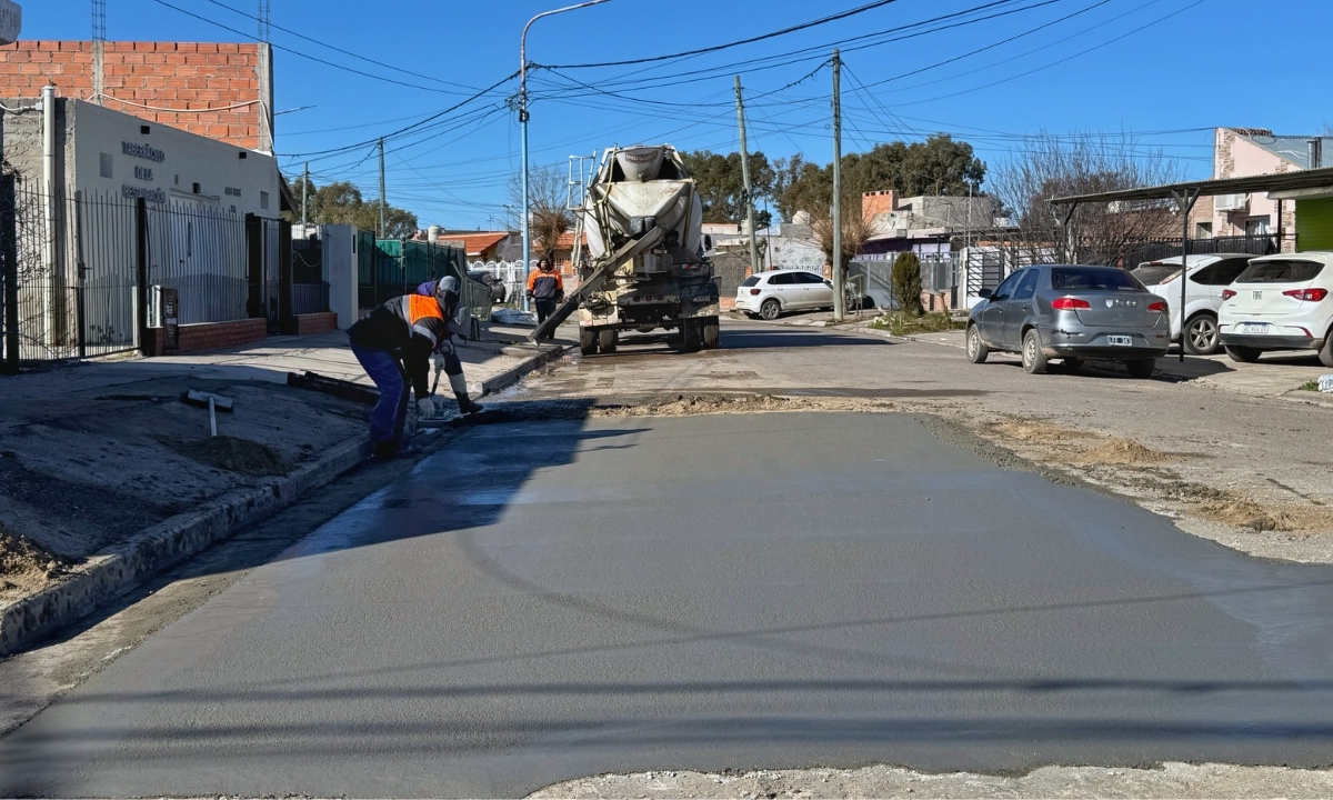 Rawson: el municipio realiza trabajos de reparación y hormigonado de calzada en Aónikenk y Juan Finoquieto